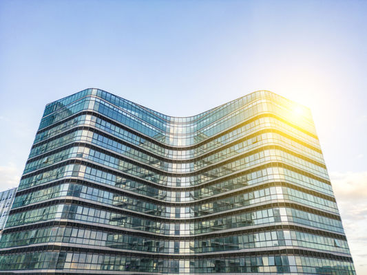 Hochtemperaturbeständiges, mit niedrigem E-Gehalt beschichtetes, verblendungsfreudiges Fensterglas für eine optimale Lichtübertragung